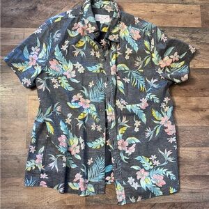 American Eagle Outfitters Gray Floral Short-Sleeve Button-Up Shirt